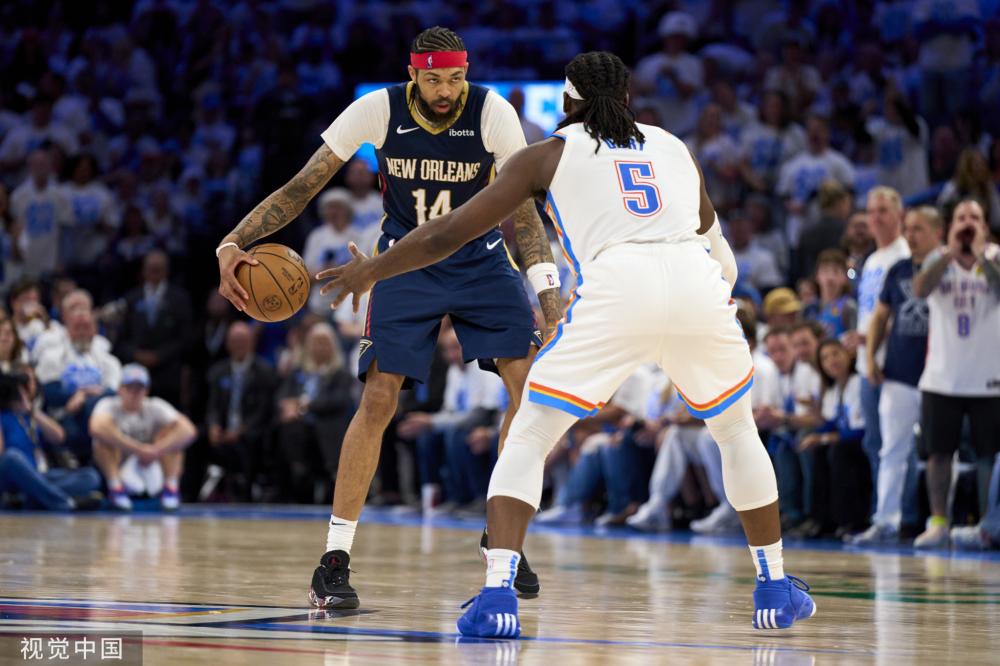 用脚背正中 用脚背正中