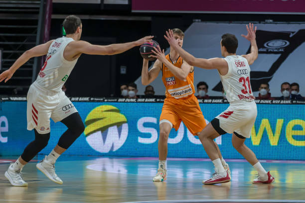 中路发挥更 中路发挥更